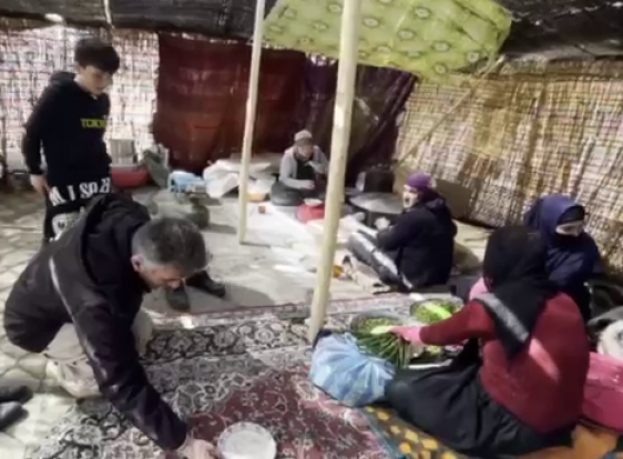 مردم مناطق کردنشین ایران ، برای پذیرایی از مهمانان نوروزی اقدام به برپایی چادر سیاه کردند.