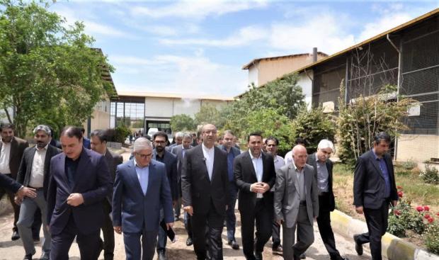 - استاندار کرمانشاه در جریان بازدیدهای میدانی، بر ضرورت رفع موانع تولید، حمایت از واحدهای صادرات‌محور و توسعه پروژه‌های صنعتی تأکید کرد و بسته به نیازهای واحدهای تولیدی، دستوراتی برای رفع مشکلات نقدینگی، مسائل زیست‌محیطی و حل مشکلات اجرای پروژه‌ها صادر کرد. 