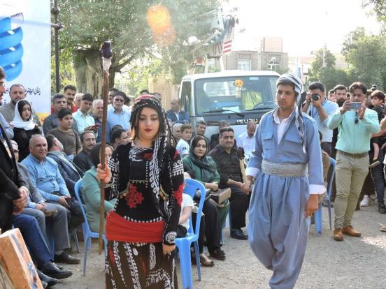 افتتاحیه جشنواره تئاتر خیابانی ناله شکینه در بوکان به روایت تصویر