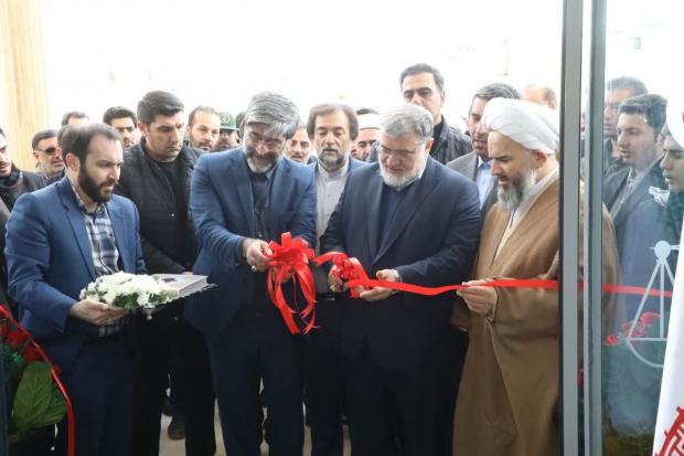 بەرپرسی ئیدارەی گواستنەوەی ڕێگاوبان و ڕێگاوبانی مەهاباد وتی: بارینی بەفر هاتووچۆی ماشێنەکانی لە دەروازە بەفراویەکانی مەهاباد خاو کردووەتەوە، هەروەها دەکرێت بە زنجیر ویل شۆفێری لێبخوڕێت.