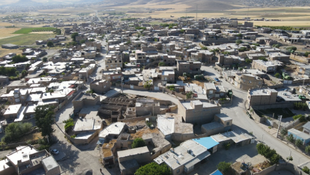 در حالی که جمعیت روستای ینگیجه بوکان از مرز ۱۵ هزار نفر گذشته است، این روستای پرجمعیت همچنان از ابتدایی‌ترین زیرساخت‌های آموزشی، بهداشتی، فرهنگی و رفاهی محروم مانده؛ به‌گونه‌ای که ساکنان آن با کمبود آب آشامیدنی، نبود دبیرستان، فقدان فضای سبز و تراکم بالای دانش‌آموزان در تنها مدرسه ابتدایی روستا دست‌وپنجه نرم می‌کنند.