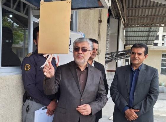معاون اقتصادی استاندار کردستان همچنین اضافه کرد: تقویت همکاری میان کارگران، کارفرمایان و مدیران نیز عامل کلیدی در حفظ تداوم چرخه تولید و افزایش بهره‌وری در حوزه اقتصادی استان خواهد بود. 