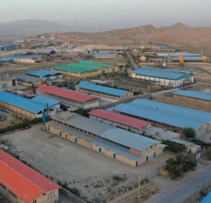  نبود زمین صنعتی در مهاباد طی حدود یک دهه گذشته، موجب بلاتکلیفی بیش از ۳۰۰ پروانه اصولی طرح‌های تولیدی و اقتصادی در این شهرستان شده و روند اشتغال و سرمایه‌گذاری را با کندی مواجه کرده است، موضوعی که اکنون با مکان‌یابی اراضی جدید و برنامه‌ریزی برای آغاز فاز نخست توسعه، وارد مرحله تازه‌ای شده است. 