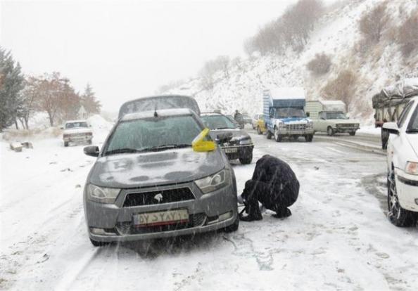 بەرپرسی پۆلیسی ڕێگاوبانی ئازەربایجانی ڕۆژئاوا لە بارەی بەفربارین و خلیسکێنی زۆربەی ڕێگاوبانەکانی ئەو پارێزگایە ئاگادار دەکاتەوە و دەڵێت: لە دۆخێکی وادا داوا لە شۆفێران دەکرێت کەرەستەی زستانە لەگەڵ خۆیان بهێنن و خۆیان لە گەشتی ناپێویست بەدوور بگرن.