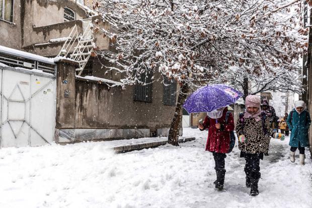 بەفربارین و کەشوهەوای سارد بووە هۆی داخستنی بەشێک لە قوتابخانەکانی ئازەربایجانی ڕۆژئاوا ڕۆژی چوارشەممە ٤ی بەهمەن.