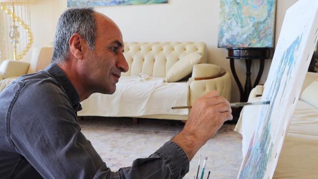سردار حسن پور هنرمند ارومیه ای که از طریق نقاشی داستانهای کردی را به نمایش می گذارد.