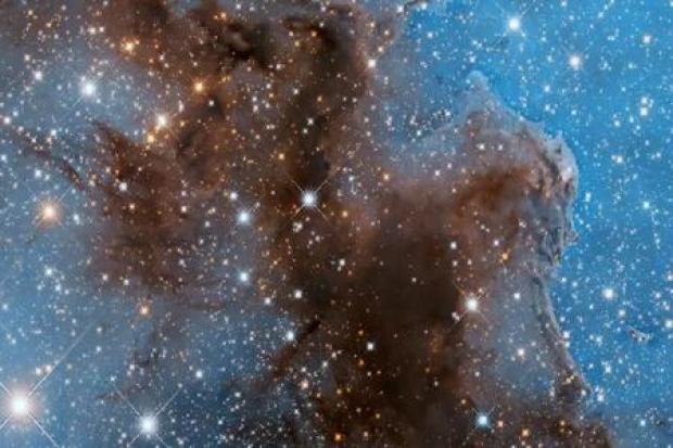 تلسکوپ فضایی هابل به تازگی تصویری از سحابی شاه‌تخته ثبت کرده که توسط همتای آن تلسکوپ فضایی جیمز وب، به شهرت رسیده است. 
