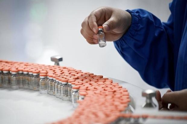 مقامات بهداشت چین یک واکسن کووید۱۹ توسعه یافته در یکی از زیرمجموعه های شرکت سینوفارم را برای تزریق عمومی تایید کردند.