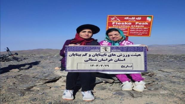 به نظر می‌رسد اخترشناسان موفق به کشف دو جهان آبی فراخورشیدی شده‌اند که در زیر جو داغ و بخارآلود خود اقیانوس‌هایی عمیق جا داده‌اند. 