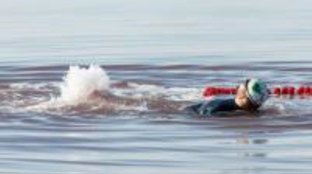 شناگر ماکویی با دست و پای بسته در دریاچه ارومیه شنا کرد